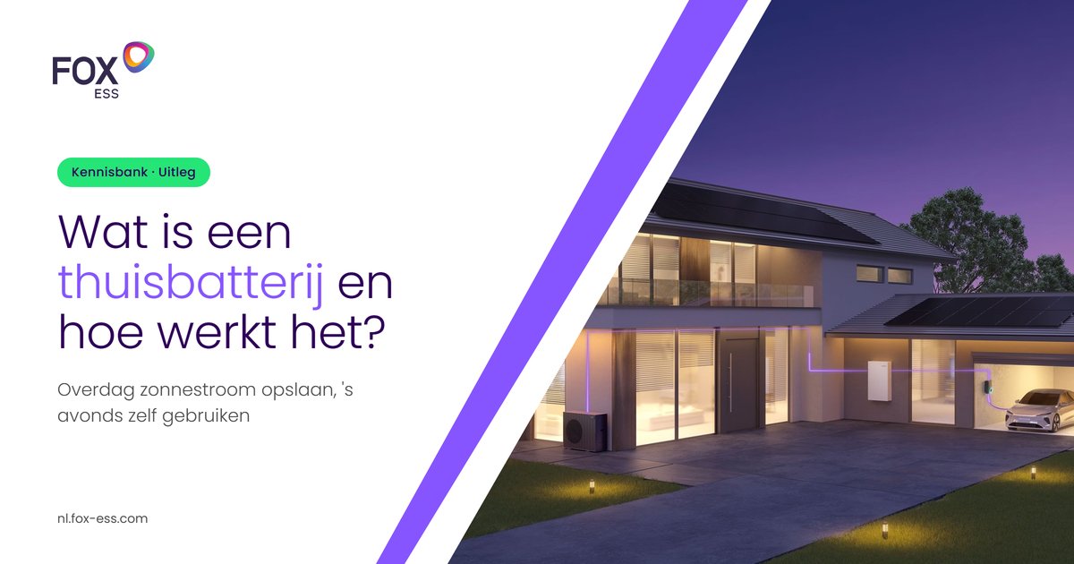Woning met zonnepanelen die ‘s avonds verlicht is met zonnestroom uit een thuisbatterij